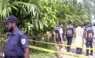 Des enquêteurs sur les lieux du meurtre d'un Japonais au Bangladesh, le 3 octobre 2015.