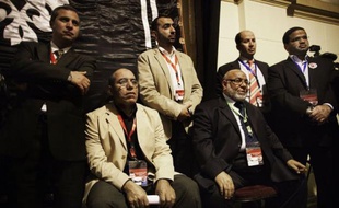 Les Frères musulmans ont appelé vendredi les Egyptiens à faire front derrière leur candidat Mohammed Morsi au second tour de la présidentielle afin de "sauver la révolution", mise en danger selon eux par la possible victoire d'Ahmad Chafiq, une des figures du régime Moubarak.