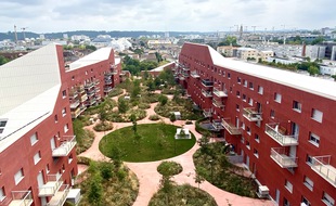 L'immeuble Ilot Queyries à Bordeaux propose 282 appartements avec un grand jardin partagé