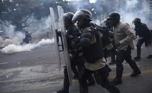 Etudiants, opposants et journalistes se mobilisaient vendredi au Venezuela pour dénoncer les atteintes aux droits de l'homme commises par les forces de l'ordre en marge des manifestations antigouvernementales qui ont fait 17 morts en trois semaines.