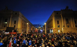 La foule se presse Via de la Conciliazione le 26 avril 2014 à Rome à à quelques heures de la cérémonie de canonisations