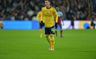 Mesut Özil avec le maillot d'Arsenal
