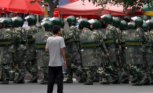 Un homme face à l'armée lors de émeutes en Chine le 6 juillet 2009 à Urumqi.