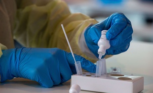 Un test pour détecter le coronavirus, à Ghent en Belgique le 15 mai 2021.