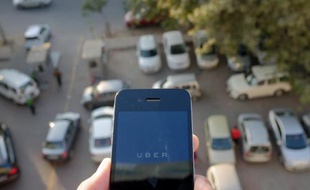 L'application du service de voiturage Uber sur un smartphone, le 7 décembre 2014 à New Delhi, en Inde