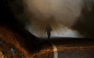 L'accalmie se poursuivait dimanche matin sur le front des incendies au Portugal, où les principaux feux de forêt ont été maîtrisés, mais les pompiers restaient en alerte en raison d'une météo défavorable, a indiqué la Protection civile.