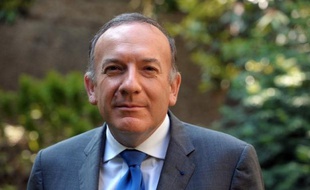 Le candidat à la présidence du Medef Pierre Gattaz, arrivé tout juste derrière Geoffroy Roux de Bézieux dans un vote consultatif, repart à l'offensive en s'affichant comme un patron de terrain voulant être jugé sur les faits.