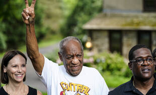 Bill Cosby devant sa maison en Pennsylvanie, le 30 juin 2021, après sa libération à la suite de l'annulation de sa condamnation par la Cour suprême de l'Etat pour un vice de procédure.