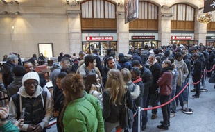 La file d'attente devant le restaurant Burger King, qui ouvrait ses portes à Paris, lundi 16 décembre 2013