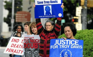 Des soutiens de Troy Davis, devant le bureau des grâces, lundi à Atlanta.