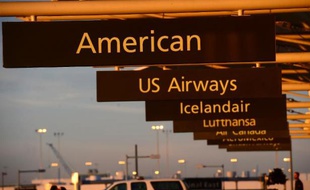 A peine sorti de la faillite, sa fusion avec US Airways achevée, la première compagnie aérienne mondiale American Airlines a affiché jeudi son ambition retrouvée avec une commande ferme de 90 appareils régionaux.