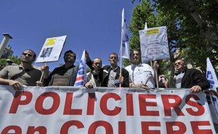 La mise en examen pour homicide volontaire la semaine dernière d'un policier, qui avait tué d'une balle dans le dos un multirécidiviste en fuite, ne passe pas chez nombre de ses collègues qui continuent à se rassembler spontanément et préviennent qu'ils maintiendront la pression après la présidentielle
