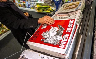 Un numéro de Charlie Hebdo dans un kiosque à journaux le 25 février 2015 à Lille