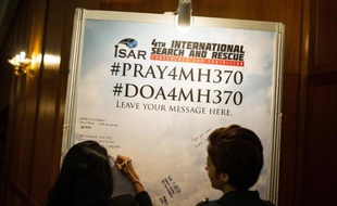 Des messages pour les passagers du vol MH370 disparus, à Kuala Lumpur le 17 juin 2014