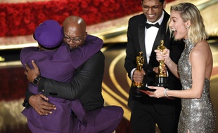 Spike Lee a remporté l'Oscar de la meilleure adaptation pour «BlacKkKlansman», le 24 février 2019, et sauté dans les bras de Samuel L. Jackson.