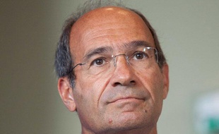 Eric Woerth en visite dans une entreprise de Beauvais sur le thème de l'emploi des jeunes, le 26 août 2011.