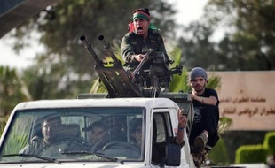 Des ex-rebelles ont pris d'assaut lundi l'aéroport de Tripoli, bloquant le trafic aérien, pour dénoncer le mystérieux "enlèvement" de leur chef, avant que les autorités ne parviennent à les chasser et à reprendre le contrôle de la situation.