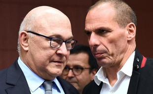 Les ministres français et grec des Finances, Michel Sapin et Yanis Varoufakis, le 20 février 2015, lors de la réunion de l'Eurogroupe à Bruxelles