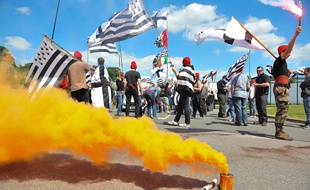 Des militants Bonnets Rouges lors d'une manifestation.