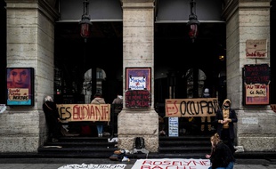 Devant l'opéra de Lyon occupé par des étudiants en arts ce lundi 15 mars 2021.