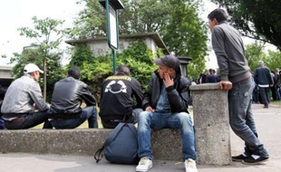 Des migrants tunisiens dans le parc de la Villette, à Paris, le 27 avril 2011.