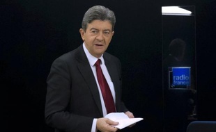 Le candidat du Front de Gauche à la présidentielle, Jean-Luc Mélenchon, a qualifié vendredi de "sornettes" le discours tenu jeudi soir par Nicolas Sarkozy.