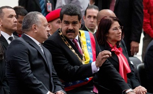 Le président vénézuélien Nicolas Maduro (au centre), avec le président de l'Assemblée nationale, Disodado Cabello, le 17 décembre 2015.