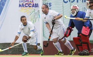 Des concurrents des Maccabi Games, les Olympiades juives, lors du match de hockey sur gazon entre Israël et l'Allemagne, à Berlin (Allemagne), le 28 juillet 2015.