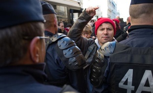David van Hemelryck lors de son arrestation à Paris par la police lors des cérémonies de commémoration du 11 Novembre.