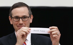 James Alcorn, le président de la commission électorale de Virginie, a tiré au sort le nom du vainqueur, le républicain David Yancey, le 4 janvier 2018.