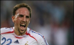 La France, vainqueur mardi soir de l'Espagne (3-1) en 8e de finale du Mondial-2006 de football, rencontrera le Brésil, qui a battu dans l'après-midi le Ghana (3-0), en quart de finale, le 1er juillet à Francfort (centre-ouest).