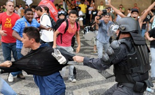 Un membre de la police anti-émeute brésilienne attrape un manifestant à Rio de Janeiro le 6 février 2013.