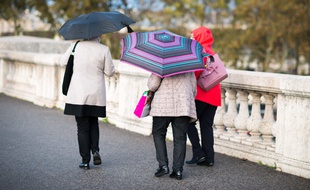 Des piétons sous la pluie, le 4 novembre 2019, à Paris.