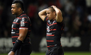 Gaël Fickou (au centre) et Iosefa Tekori dépités après la défaite du Stade Toulousain face au Racing-Métro (16-21), le 9 mai 2014 à Toulouse, en barrage du Top 14.
