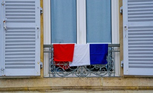 Illustration d'un drapeau français, accroché à une fenêtre.