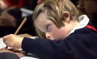 Une enfant trisomique dessine, le 11 avril 2001 à Paris.