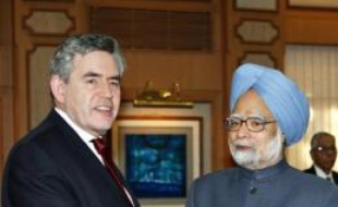 Le Premier ministre britannique Gordon Brown est arrivé dimanche à Islamabad en provenance de New Delhi pour tenter de désamorcer la crise entre l'Inde et le Pakistan née des attaques de Bombay fin novembre, selon une journaliste de l'AFP qui l'accompagne.