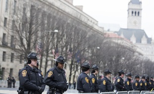 Des policiers sécurisent la Pennsylvania Avenue avant la cérémonie d'investiture de Donald Trump