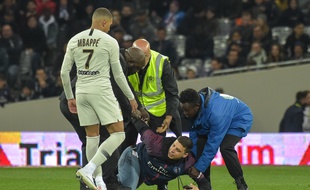Un supporter du PSG s'est introduit en plein match sur la pelouse du Stadium de Toulouse pour prendre un selfie avec Kylian Mbappé, dimanche soir.