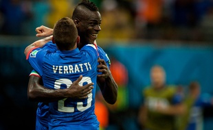 Marco Verratti félicite Mario Balotelli lors de la Coupe du monde 2014.