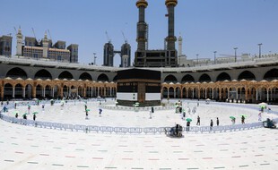 Autour de la Kaaba, à la Grande mosquée de La Mecque, le 16 juillet 2021, à la veille du début du Hajj.