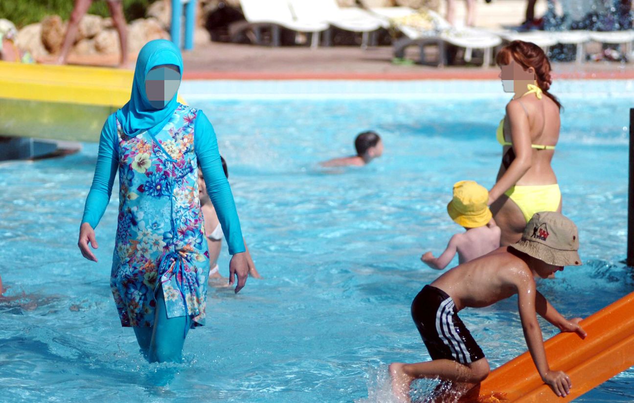 Une femme porte un burkini dans une piscine (illustration).