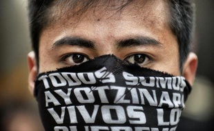 Un étudiant lors d'une manifestation organisée à Mexico pour réclamer justice trois mois après la disparition de 43 étudiants, le 26 décembre 2014