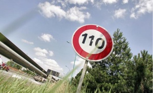 La limitationà 90 km/h permet de réduire la fréquence des accidents et la pollution.