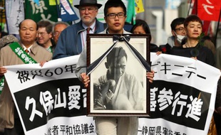 Des habitants de Yaizu, au Japon, manifestent contre l'abandon des poursuites après la catastrophe nucléaire de Fukushima, le 1er mars 2014.