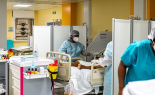 Des infirmières en soins intensifs s'occupent de patients souffrant du Covid-19, au Centre Hospitalier Universitaire (CHU) de Pointe-à-Pitre, en Guadeloupe, le 24 septembre 2020.