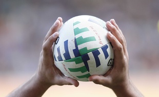 Un ballon de rugby lors du match entre l'Afrique du Sud et les Samoa pendant la Coupe du monde, le 9 septembre 2007 au Parc des Princes de Paris.