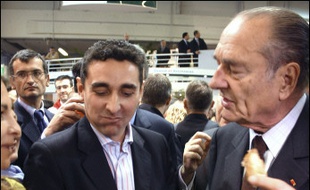 Ami de longue date du monde paysan, Jacques Chirac a fait coup double, quatre heures durant, en consommant fromages, produits régionaux et autres aiguillettes de poulet de Bresse: il a tenté d'exorciser "la panique" de la grippe aviaire, et démontré qu'il était en forme, six mois après un accident vasculaire cérébral.
