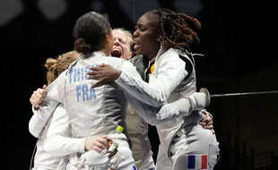 Thibus, Ranvier, et Blaze laissent échapper leur joie après la victoire contre l'Italie.