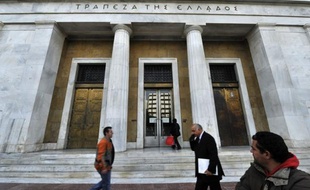La Grèce doit choisir entre une "descente incontrôlée" et un "effort total", a averti solennellement mercredi la Banque de Grèce (BdG), selon laquelle le deuxième plan d'aide décidé par la zone euro fin octobre constitue "probablement la dernière chance" pour le pays.
